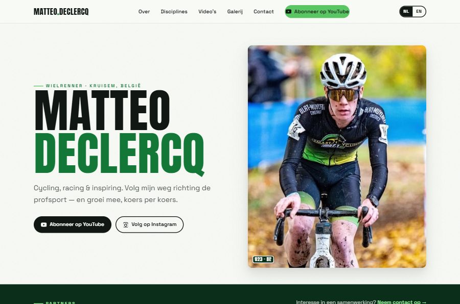 Live homepage van Matteo Declercq — zijn naam groot in beeld naast een koersfoto, met de tagline 'Cycling, racing & inspiring'.